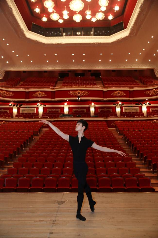 국제적 권위의 발레 콩쿠르인 로잔 콩쿠르에서 파이널리스트(최종8인)으로 선정된 임선우(선화예고ㆍ18)군은 수상소감을 밝히면서, 수상의 기쁨보다 앞으로 더 노력해야겠다는 다짐을 밝혔다. [사진제공=유니버셜발레단]