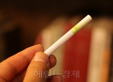멘톨 등의 향을 내는 캡슐 담배 같은 가향 담배의 인기가 증가 추세다. 하지만 일반 담배보다 인체에 더 해로워 국내에도 규제책 마련이 시급하다는 지적이 제기됐다. 사진은 관련 이미지. [헤럴드경제DB]