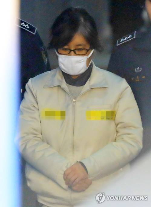 (서울=연합뉴스) 윤동진 기자 = 국정농단 사태의 주범인 '비선실세' 최순실 씨가 14일 서초구 서울중앙지법에서 열린 속행공판에 출석하기 위해 호송차에서 내려 법정으로 향하고 있다. 2017.2.14      mon@yna.co.kr