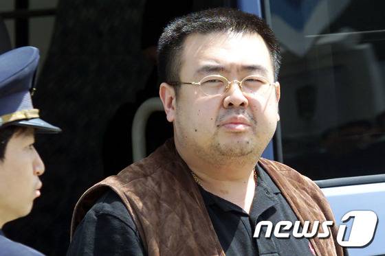 말레이시아에서 피살된 김정은 북한 노동당 위원장의 이복형 김정남의 생전 모습. 대북 소식통과 말레이 언론에 따르면 김정남은 지난 13일 오전 쿠알라룸푸르 국제공항(KLIA)에서 북한 간첩으로 추정되는 여성들에 의해 살해됐다. © AFP=뉴스1