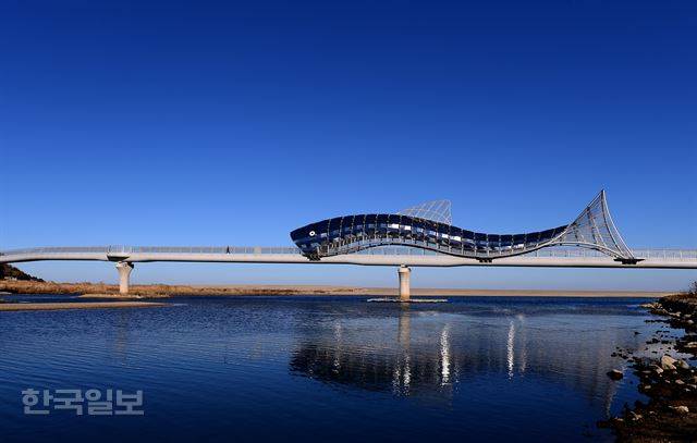 울진의 새로운 상징물 망양정 인근 은어다리.