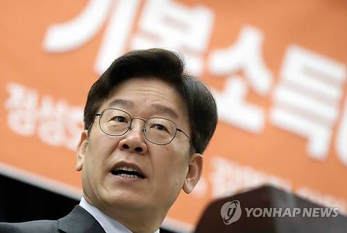 (서울=연합뉴스) 김도훈 기자 = 더불어민주당 대선주자인 이재명 성남시장이 15일 오전 서울 여의도 국회 의원회관에서 열린 기본소득 토론회에서 강연을 하고 있다. 2017.2.15   superdoo82@yna.co.kr