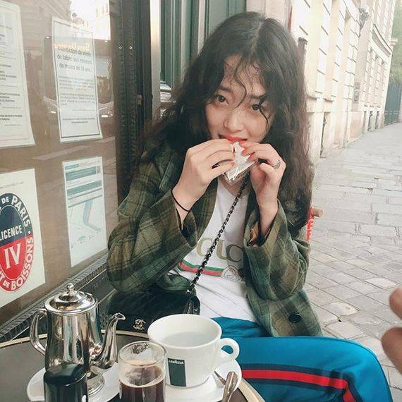 앞머리에도 컬을 넣어 소녀같은 히피펌을 연출한 설리[사진 설리 인스타그램 @jelly_jilli]