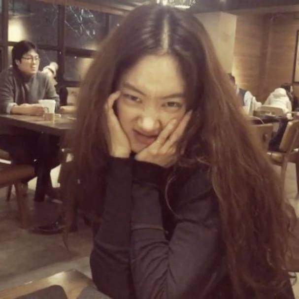 풀린 퍼머처럼 자연스러운 히피펌을 연출한 정려원[사진 정려원 인스타그램 @yoanaloves]
