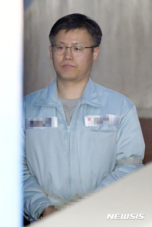 【서울=뉴시스】최동준 기자 = 최순실에 청와대 문건을 넘겨준 혐의를 받고 있는 정호성 전 청와대 비서관이 16일 재판을 받기 위해 서울 서초동 서울중앙지방법원으로 들어서고 있다. 2017.02.16.   photocdj@newsis.com