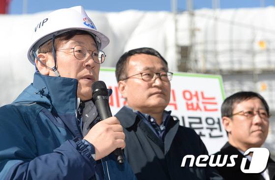 대권도전을 선언한 이재명 성남시장이 17일 오후 경기도 성남시 성남의료원 건설현장을 방문해 보건의료 정책을 발표하고 있다. 이날  이 시장은 산후조리비 지원, 18세 이하 무상의료, 공공의료 확대, 건강보험 보장률 2030년까지 80% 달성 등의 보건의료 정책들을 발표했다. 2017.2.17/뉴스1 © News1 오장환 기자