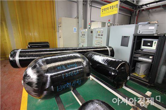 압력반복 테스트를 받기 위해 대기중인 수소연료탱크 모습