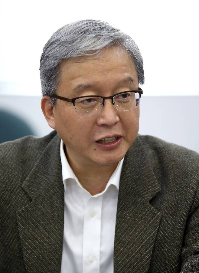 국내 대표적인 기본소득 주창자인 강남훈 한신대 교수. 강 교수는 기본소득 패러다임을 정치와 언론의 영역으로 확대할 수 있다고 주장한다. 정용일 <한겨레21> 기자 yongil@hani.co.kr