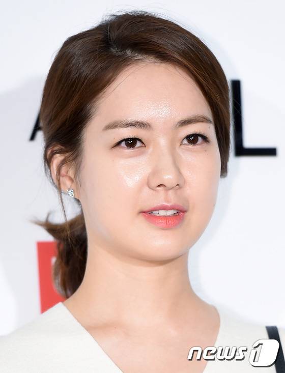 배우 이요원이 사생활을 감춰온 이유를 전했다. © News1star DB