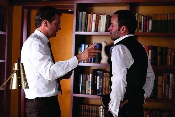 영화 감독으로서 첫 데뷔작인 ‘싱글맨’을 촬영 중인 톰 포드와 영국 배우 콜린 퍼스. 영화 촬영 장에서도 새하얀 셔츠와 수트 베스트의 빈틈없는 워킹 룩을 연출한다.