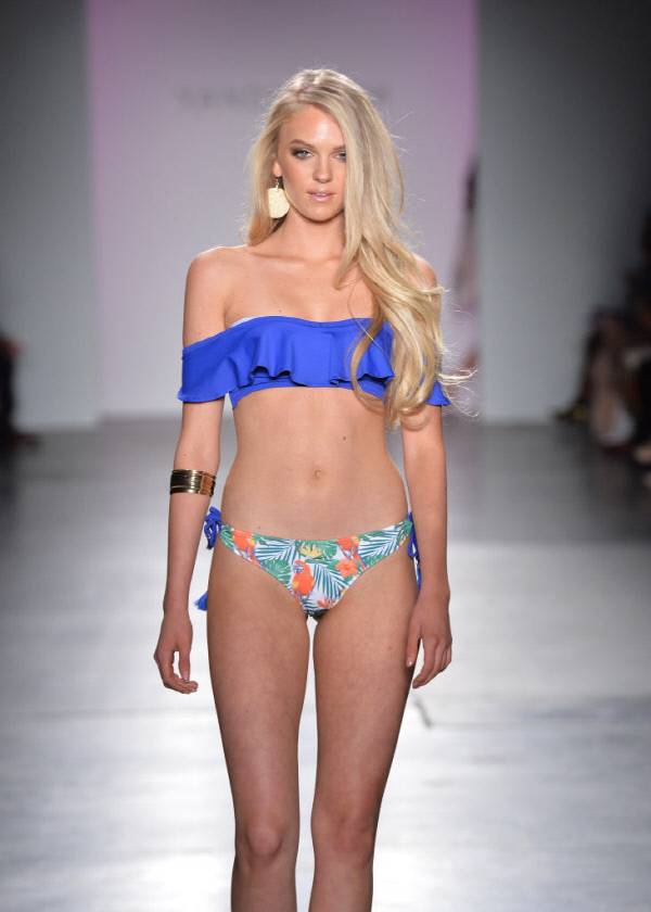 지난 14일(현지시간) 미국 뉴욕에서 열린 ‘2017 뉴욕패션위크’ 얀디 수영복쇼에서 한 모델이 런웨이를 걷고 있다. 사진|게티이미지/이매진스