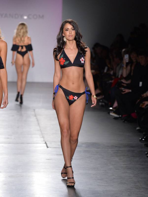 지난 14일(현지시간) 미국 뉴욕에서 열린 ‘2017 뉴욕패션위크’ 얀디 수영복쇼에서 한 모델이 런웨이를 걷고 있다. 사진|게티이미지/이매진스
