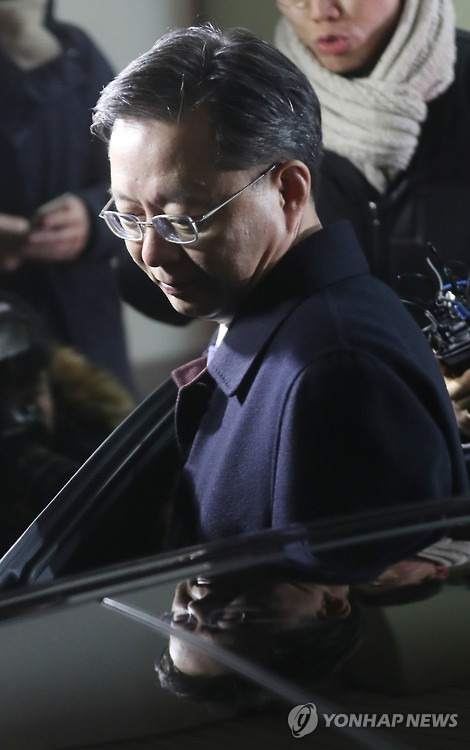 (서울=연합뉴스) 한상균 기자 = 직권남용 권리행사방해 등 혐의의 피의자 신분으로 조사를 받은 우병우 전 청와대 민정수석이 19일 새벽 대치동 특검 사무실을 나서고 있다. 2017.2.19      xyz@yna.co.kr
