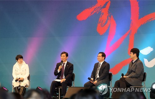 (김해=연합뉴스) 최병길 기자 = 더불어민주당 대선주자인 안희정 충남지사가 19일 오후 경남 김해체육관에서 토크 콘서트를 하고 있다. 2017.2.19      choi21@yna.co.kr