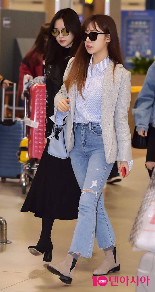 걸그룹 에이핑크(김남주, 오하영, 손나은, 윤보미, 박초롱, 정은지) 손나은과 김남주가 20일 오후 ‘핑크 오로라 아시아 투어 인 홍콩(PINK AURORA-Asia Tour in Hong Kong) 콘서트 마치고 인천국제공항을 통해 입국하고 있다.