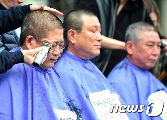울산 동구는 20일 오전 '현대중공업 분사 사업장 탈 울산 반대'를 위한 기자회견에서 "현대중공업은 구조조정과 분사에 따른 사업장과 본사의 역외 이전을 철회하라＂고 촉구했다. 권명호 청장을 비롯해 구의원들이 삭발식을 하고 있다. 2017.2.20/뉴스1 © News1 이윤기 기자