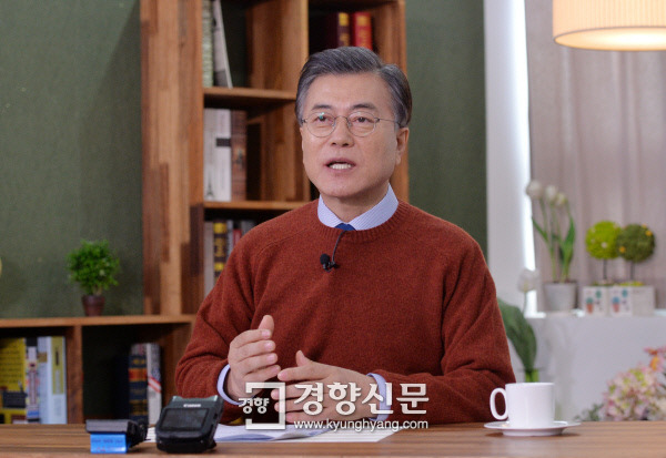 문재인 더불어민주당 대선 예비후보가 20일 서울 마포구의 한 스튜디오에서 ‘주간 문재인’ 6탄 공개 촬영을 하고 있다. 문 후보는 이번 ‘주간 문재인’ 촬영에서 약 230만명에 이르는 특수고용 노동자들이 노동3권을 보장받아야 한다고 강조했다.  박민규 선임기자 parkyu@kyunghyang.com