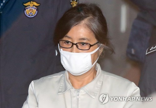 (서울=연합뉴스) 임헌정 기자 = 국정농단 사태의 주범인 '비선실세' 최순실 씨가 20일 오전 서울 서초구 서울중앙지법에서 열린 속행공판에 출석하기 위해 호송차에서 내려 법정으로 향하고 있다. 이날 재판에서는 최씨의 최측근이었다가 사이가 틀어진 뒤 각종 의혹을 폭로한 고영태 전 더블루K 이사와 지인들의 대화가 담긴 이른바 '고영태 녹음파일'이 일부 공개된다. 2017.2.20      kane@yna.co.kr