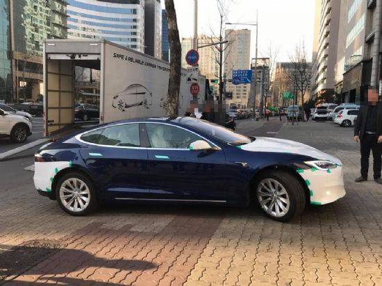 테슬라 청담 매장 앞에서 대기중인 파랑색 모델 S 90D. 이 모델은 환경부로부터 소음 인증 과정을 통과했다. (사진=지디넷코리아)