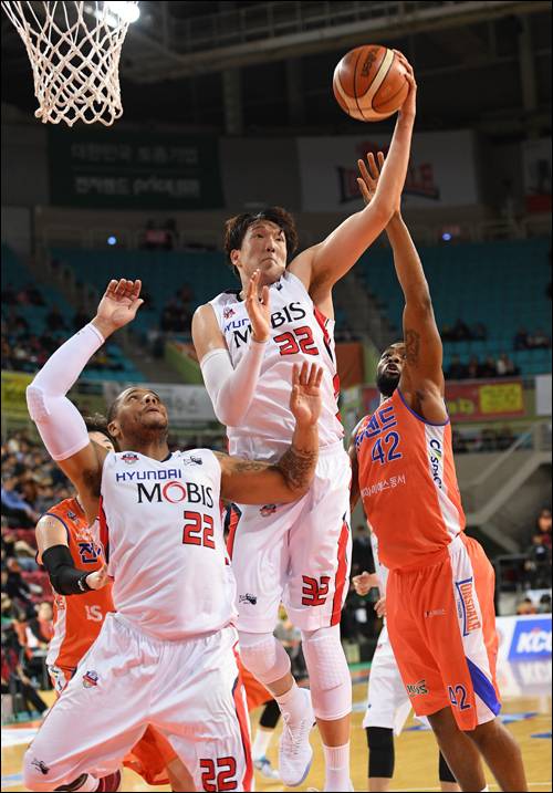 골밑에서 분전하고 있는 이종현. ⓒ KBL