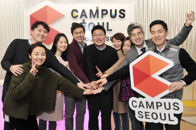 Google Campus Seoul head Jeffrey Lim (second from right) poses with local startup CEOs at the Campus Seoul headquarters in Gangnam, Seoul. (Google Korea)