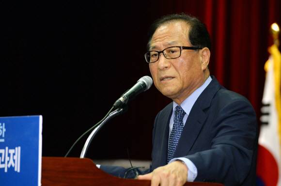 정세현 “김정남 암살, 박정희의 DJ 납치 사건과 닮은 꼴” - 지난 13일 발생한 김정남 암살 사건의 ‘북한 배후설’이 제기되는 상황에서 정세현(사진·72) 전 통일부 장관은 “절대권력을 유지하기 위한 정치권력의 속성 때문에 김정은이 (이복형) 김정남을 암살했다”고 진단했다. 정 전 장관은 ‘국민의 정부’ 집권기 말미인 2002년 1월~2003년 2월, ‘참여정부’ 집권 초창기인 2003년 2월~2004년 6월 각각 통일부 장관을 지냈다. 서울신문DB