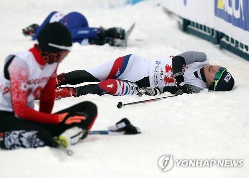 (삿포로=연합뉴스) 신준희 기자 = 21일 일본 삿포로 시라하타야마 야외 스타디움에서 열린 2017 삿포로 동계아시안게임 스키 크로스컨트리 여자 10km 프리 종목에서 은메달을 획득한 이채원이 피니시라인을 통과한 뒤 쓰러져 있다. 2017.2.21      hama@yna.co.kr