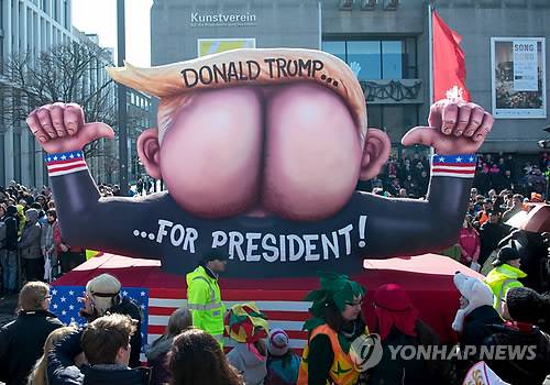 지난해 11월 독일 쾰른 카니발 축제에 등장한 트럼프 풍자 조형물 [DPA=연합뉴스]