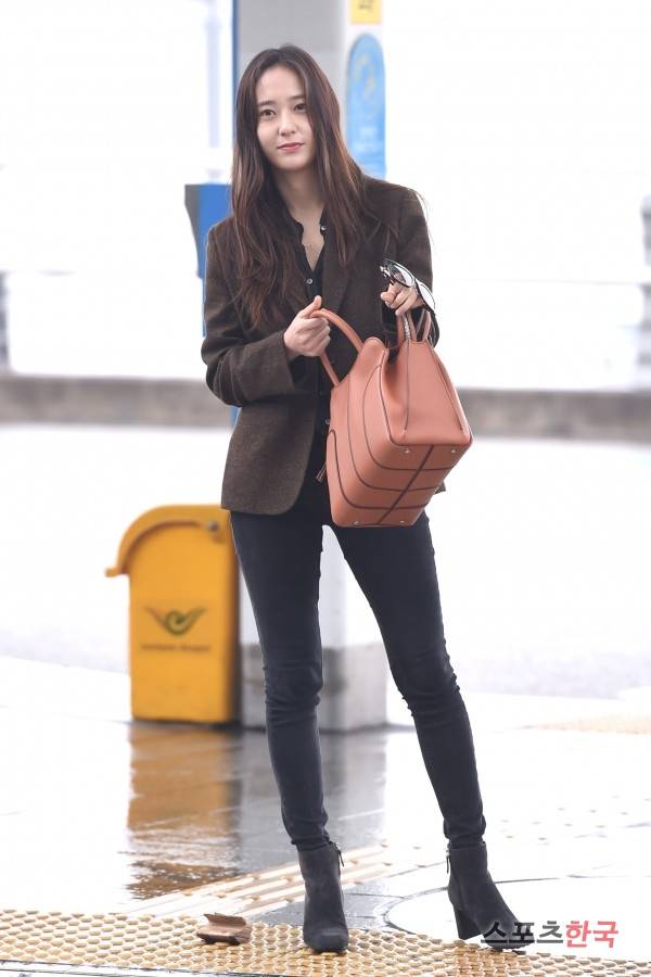 '토즈' 패션쇼 참석차 인천국제공항을 통해 이탈리아 밀라노로 출국하고 있는 에프엑스 크리스탈. 사진=장동규 기자 jk31@hankooki.com