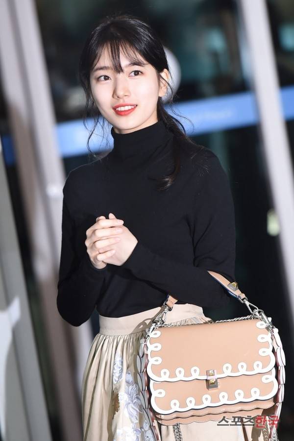 '펜디 17FW 패션위크' 참석차 인천국제공항을 통해 이탈리아 밀라노로 출국하고 있는 미쓰에이 수지. 사진=장동규 기자 jk31@hankooki.com