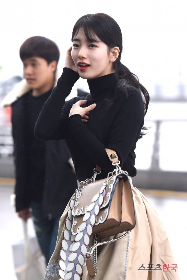 '펜디 17FW 패션위크' 참석차 인천국제공항을 통해 이탈리아 밀라노로 출국하고 있는 미쓰에이 수지. 사진=장동규 기자 jk31@hankooki.com