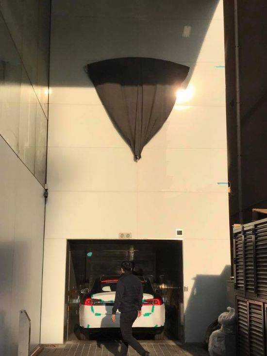 매장 내 배치를 위해 내부에 진입중인 테슬라 모델 S 90D (사진=지디넷코리아)