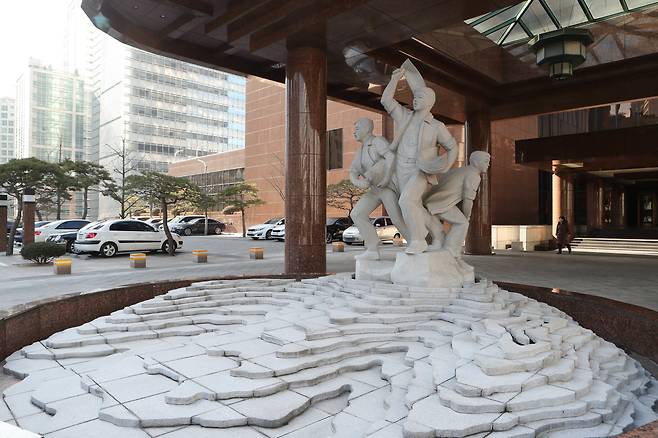 중앙일보사 빌딩 입구에 있는 배달소년상, 1984년 제작했다. 신인섭 기자