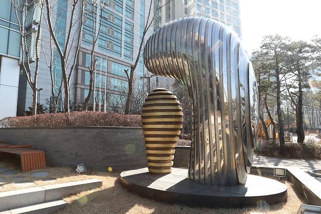 순화공원 내에 있는 김희상의 조각 '몽인(夢人)', 2012년작. 신인섭 기자