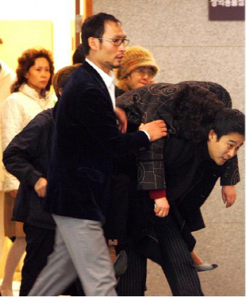 고 이은주의 빈소가 차려진 분당 서울대병원 장례식장에서 한 유족이 실신한 듯 엎혀나가고 있다. 사진 연합뉴스