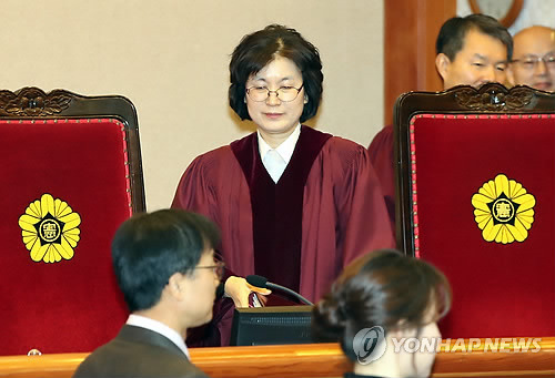 심판정 들어서는 이정미 헌법재판소장 권한대행  (서울=연합뉴스) 박동주 기자 = 22일 오전 서울 종로구 재동 헌법재판소에서 열린 탄핵심판 16차 변론에서 이정미 헌법재판소장 권한대행과 재판관들이 심판정으로 들어서고 있다. 2017.2.22  photo@yna.co.kr  (끝)