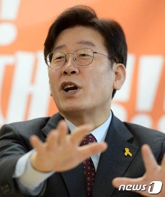 이재명 성남시장이 23일 서울 여의도 캠프 사무실에서 열린 뉴스1과 인터뷰를 하고 있다. 2017.2.23/뉴스1 © News1 오대일 기자