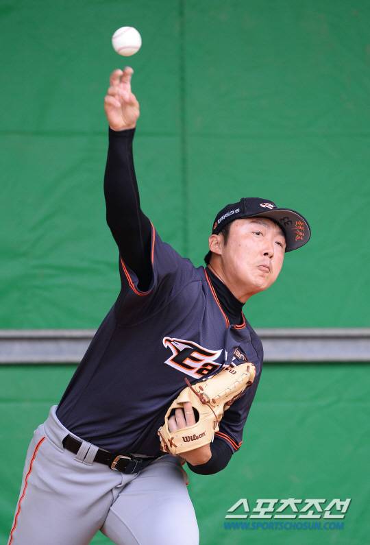 ◇6일 일본 오키나와 고친다구장에서 한화 이글스 선수단이 스프링캠프 훈련에 임했다. 힘차게 불펜 투구를 선보이고 있는 배영수. 오키나와(일본)=송정헌 기자 songs@sportschosun.com/2017.02.06
