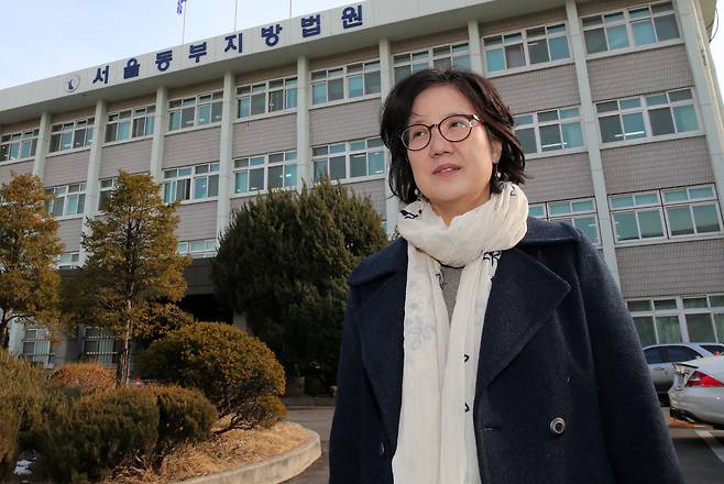 ‘제국의 위안부’ 필화사건으로 기소됐다 1심에서 무죄 판결 받은 박유하 교수를 7일 서울 자양동 동부지원에서 만났다. 박 교수는 이날 인터뷰에서 “오해”라고 말했다. 많은 사람들이 이상한 사람으로본다며 웃음도 잃었다고 했다.