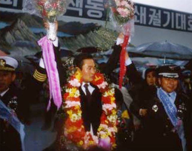 1983년 2월 25일 미그19기를 몰고 귀순한 이웅평대위가 그해 4월 14일 서울 여의도에서 열린 시민환영대회에서 꽃다발을 받고 있다. 한국일보 자료사진
