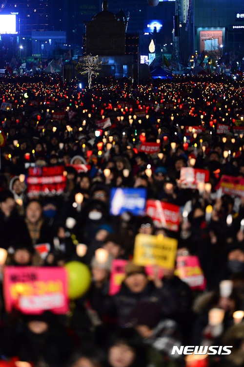 【서울=뉴시스】김선웅 기자 = 25일 오후 서울 종로구 광화문광장 일대에서 열린 제17차 촛불집회에서 시민들이 촛불을 들고 대통령 탄핵과 특검 연장을 촉구하고 있다. 2017.02.25.   mangusta@newsis.com