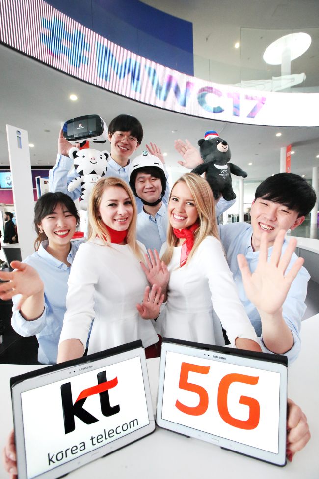 　Models promote KT’s 5G technologies and services at the Mobile World Congress 2017 in Barcelona on Sunday. (KT)