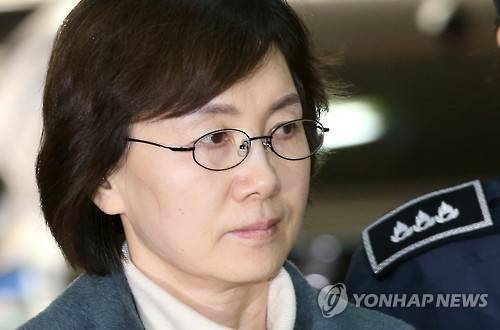 (서울=연합뉴스) 양지웅 기자 = 최순실씨 딸 정유라씨에게 입학 및 학사 특혜를 준 혐의로 구속된 최경희 전 이화여대 총장이 조사를 받기위해 26일 오후 서울 강남구 대치동 특검사무실로 들어서고 있다. 2017.2.26      yangdoo@yna.co.kr