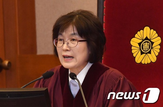 지난달 27일 서울 종로구 재동 헌법재판소에서 열린 박근혜 대통령 탄핵심판 최종 변론에서 이정미 헌법재판소장 권한대행이 발언하고 있다. 2017.2.27/뉴스1 © News1 사진공동취재단