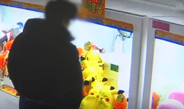 ‘인형뽑기 조작’으로 경찰에 붙잡힌 남성. 공개된 폐회로텔레비전(CCTV)의 한 장면이다. 인터넷 갈무리