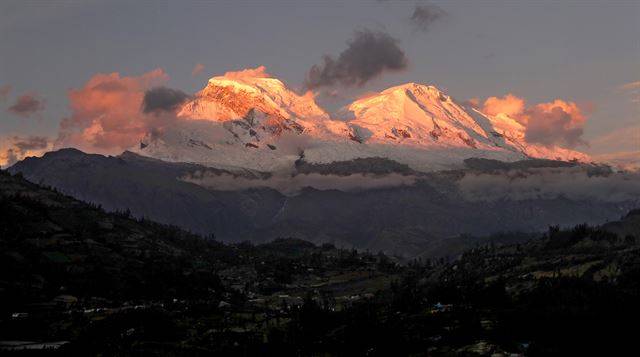 예수상이 바라보는 바로 그 지점, 우아스카란 산. 광기여, 영원히 잠드소서.