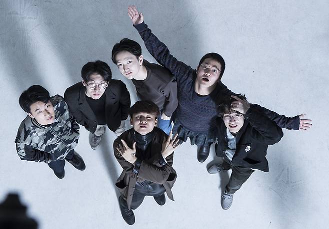 음악과 영상을 함께 만드는 밴드 실리카겔. 왼쪽부터 시계 방향으로 이대희(VJ), 김민수(기타), 김한주(보컬), 구경모(베이스), 최웅희(기타), 김건재(드럼). 김민영(VJ)은 이날 개인 사정으로 불참했다. [사진권혁재 사진전문기자]