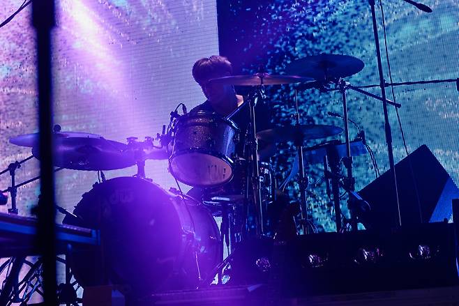 무대 위 공연 장면. 그날 콘셉트에 맞춰 변형된 영상을 선보인다.[사진 붕가붕가레코드]