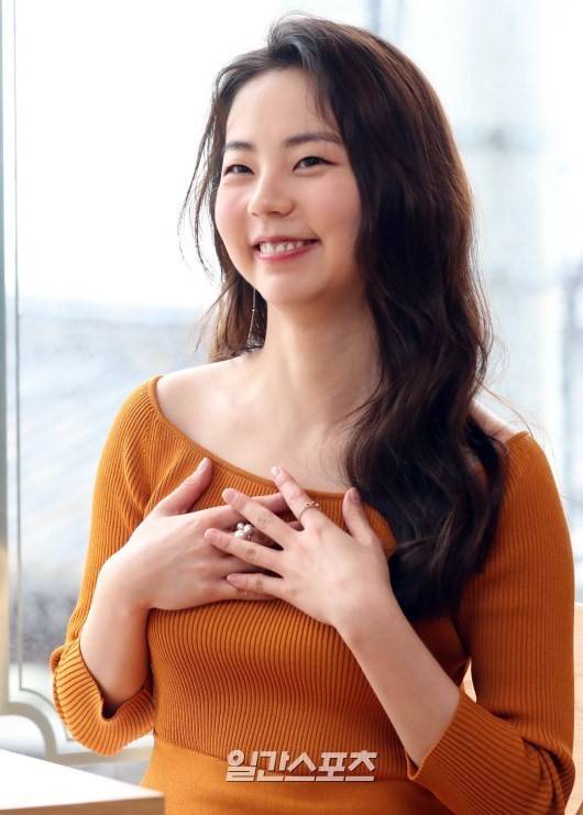 안소희가 지난 22일 오전 서울 삼청동의 카페 라디오엠에서 언론사 인터뷰를 진행했다. 눈썹산을 가다듬은 상태다. [사진 일간스포츠]
