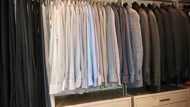 셔츠는 셔츠끼리, 재킷은 재킷끼리. 옷은 같은 종류 끼리 모아 걸어야 한눈에 어떤 옷이 있는지 보기 좋다. [사진 정리정돈은비움]